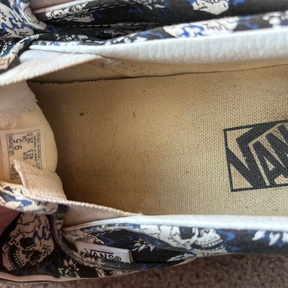 Blue and black skull - Picture 3 of 4